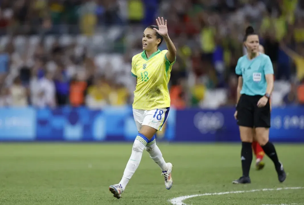 Atacante Gabi Portilho celebra gol marcado na Seleção Brasileira
