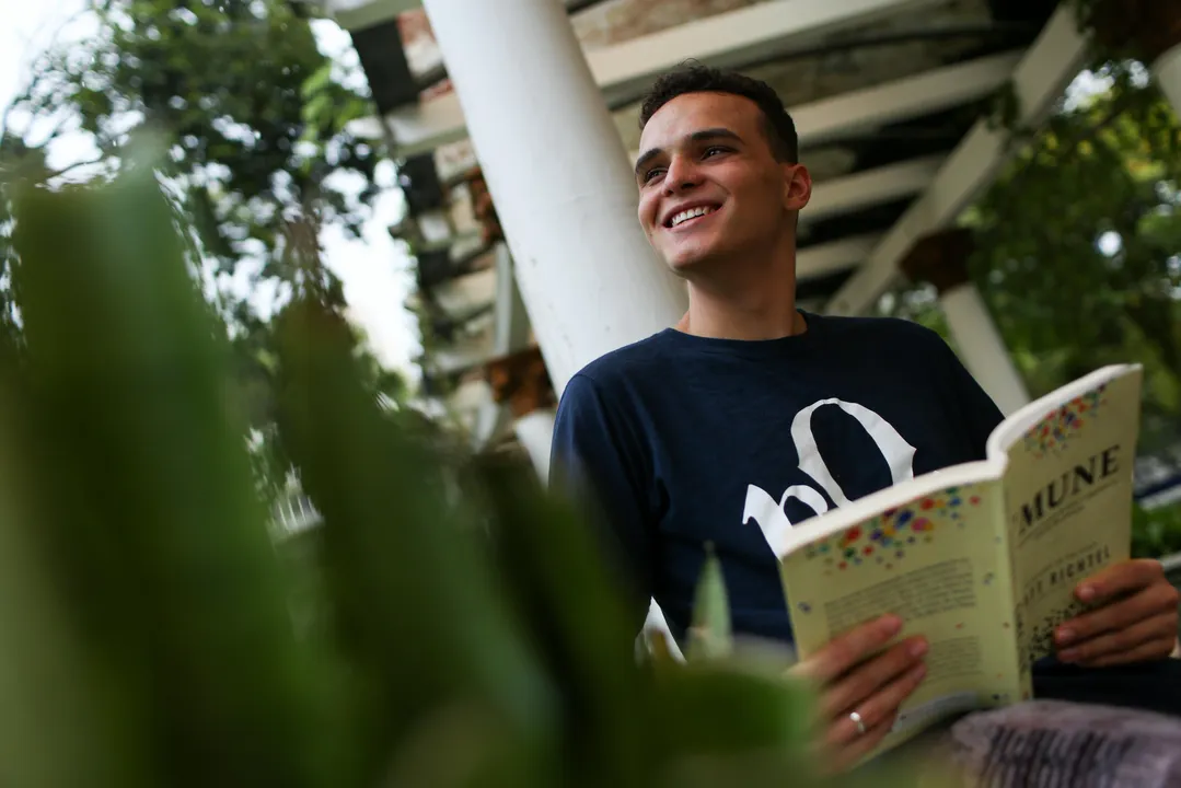 O estudante de medicina Felipe Gildo, 19 anos, está no grupo de jovens cansados da noite