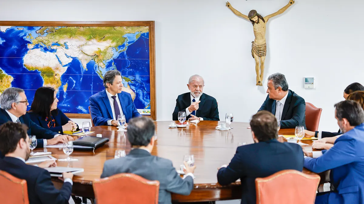 Lula ao lado de ministros