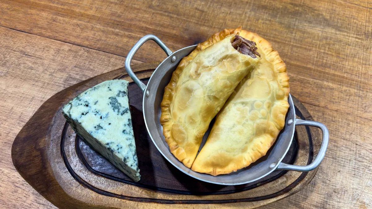 Santo Botequim aposta no pastel para atrair a clientela