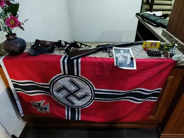 Responsável pelo material é um homem de 56 anos