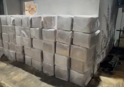 Material ilícito estava escondido em caixas junto a uma carga de tecidos