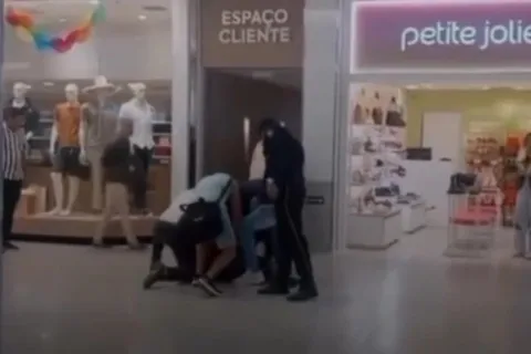 Homem foi contido por quarto pessoas dentro do shopping