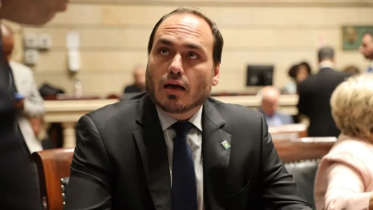 Carlos Bolsonaro é um dos indiciados
