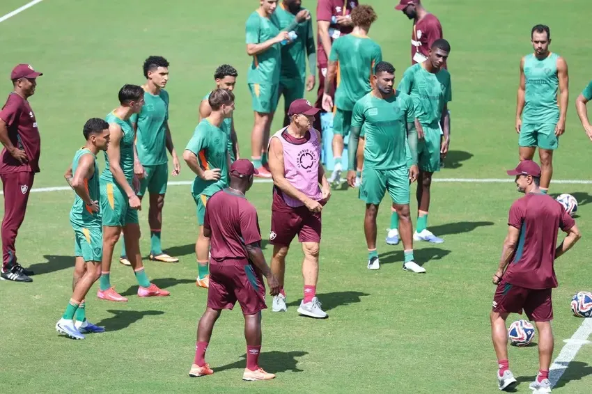 Elenco do Fluminense durante preparação mirando a Inter de Milão