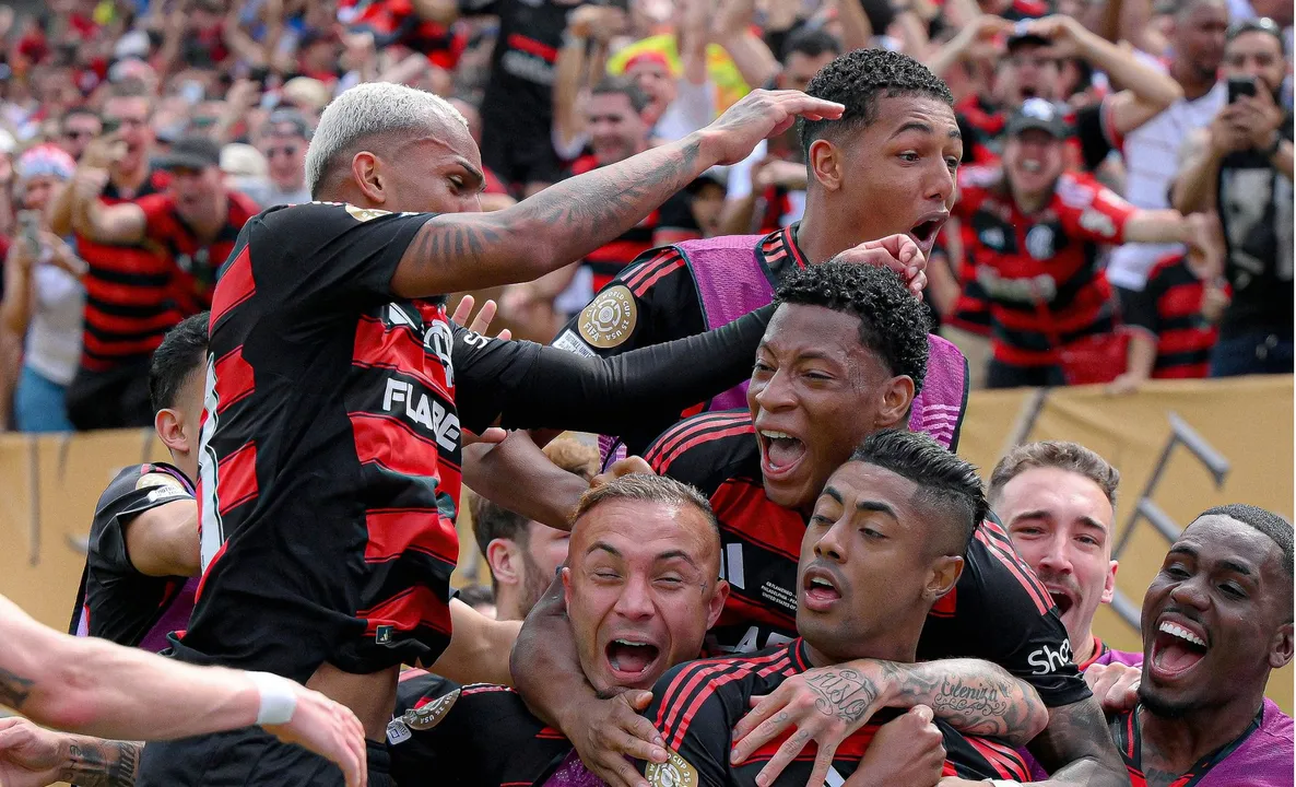 Jogadores do Flamengo comemorando gol marcado contra o Chelsea