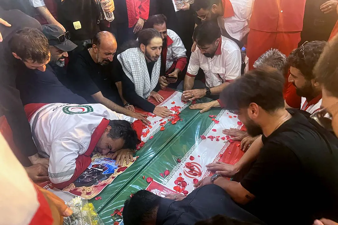 Iranianos choram em cim de caixões de vítimas de ataques