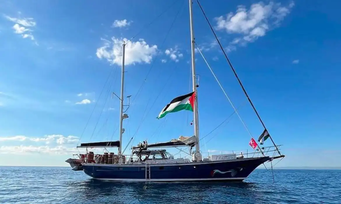 Embarcação leva 12 ativistas com ajuda humanitária