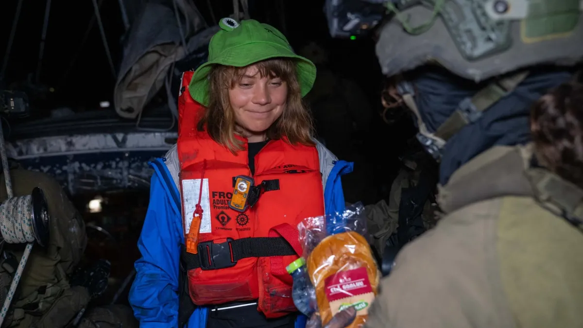 Ativista Greta Thumberg depois de ser capturada por soldados de Israel