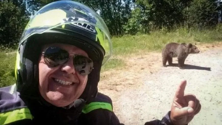 Imagens indicam que ele tirou selfies com o animal momentos antes do ataque
