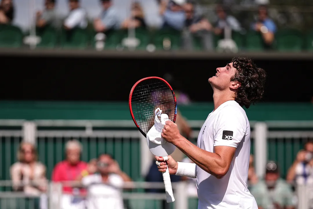 João Fonseca vence Jenson Brooksby em Wimbledon e se torna o mais jovem a alcançar a terceira rodada desde 2011. Brasileiro enfrenta Nicolas Jarry na próxima fase.