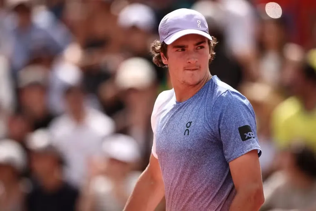 João Fonseca vacila em match-point no tie-break e perde na estreia do ATP 500 de Halle