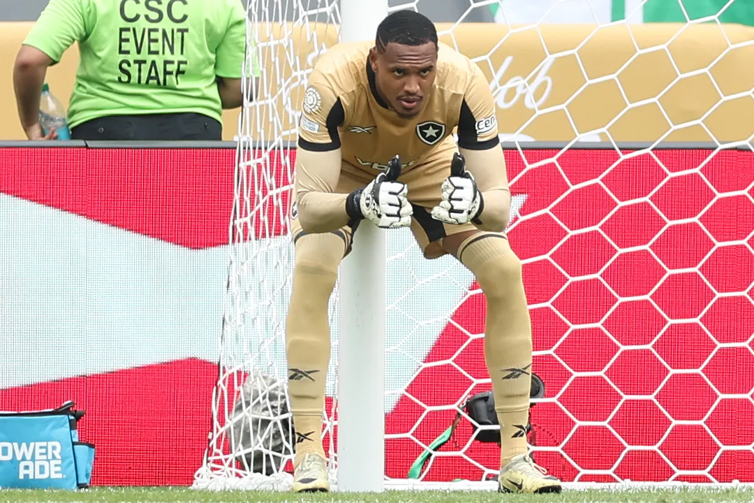 Goleiro John foi escolhido o melhor em campo no duelo contra o Palmeiras no Mundial de Clubes