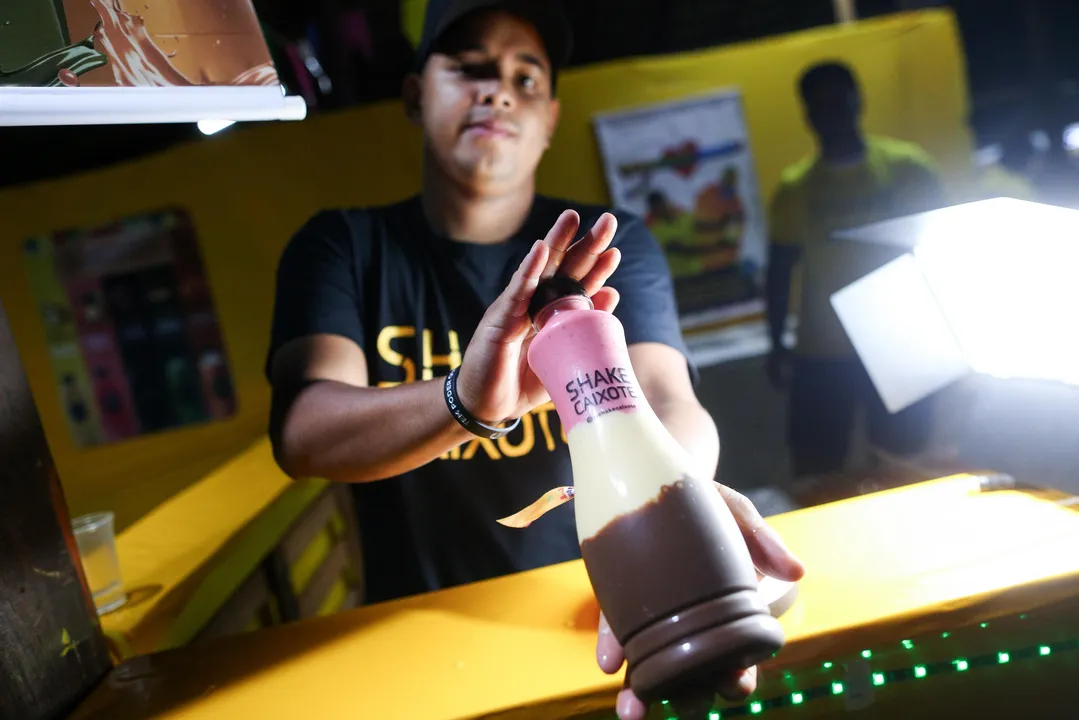 Jovem faz sucesso no São João de Salvador com bebida inovadora