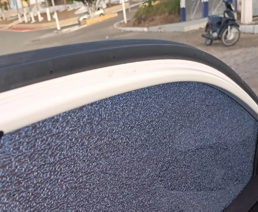 Vidro do carro ficou rachado com explosão