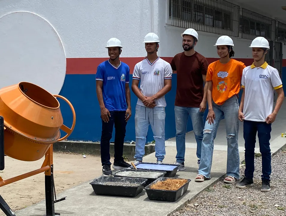 professor Thales Nascimento, os jovens Maria Eduarda Meireles, Felipe Macedo, Thiago Ferreira e Guilherme Paiva criaram um biocimento sustentável