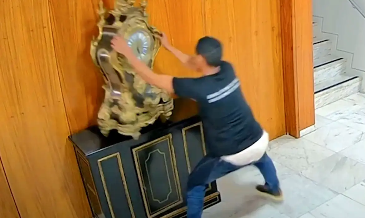 Imagem ilustrativa da imagem Justiça solta homem que quebrou relógio histórico em atos golpistas