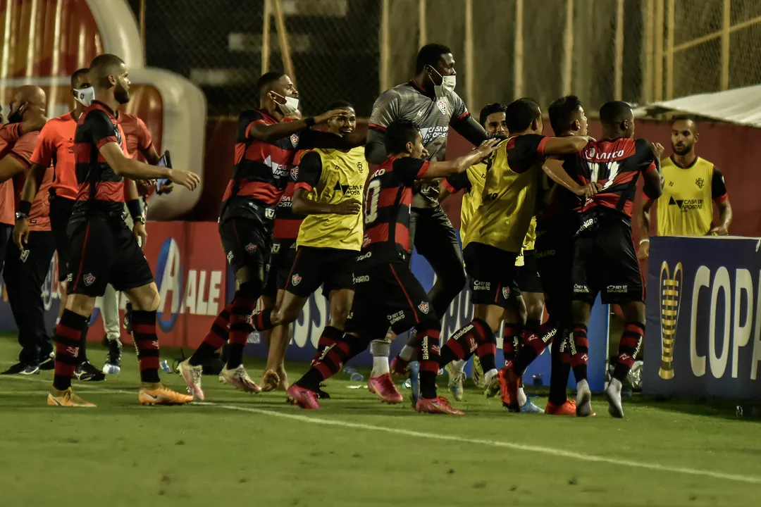 Jogadores do Vitória comemoram gol da classificação contra o Altos, pelas quartas de final da Copa do Nordeste 2021