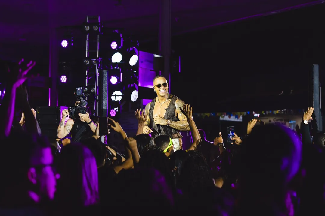 Léo Santana grava EP ‘GG a Posto’ e reúne multidão para curtir