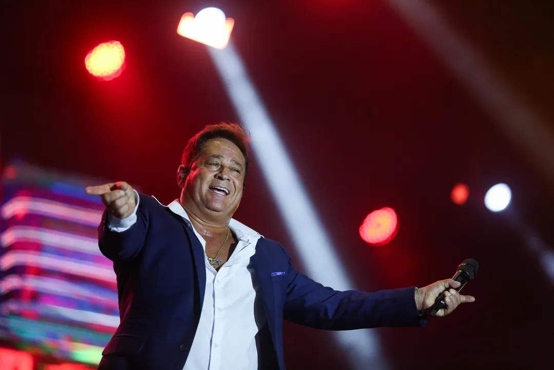 Cantor Leonardo durante primeiro dia de festa no Parque de Exposições