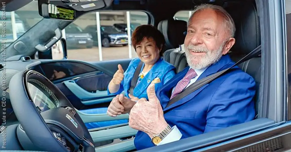 Lula e a vice-presidenta Executiva da BYD e CEO da BYD nas Américas, Stela Li, durante evento em Brasília