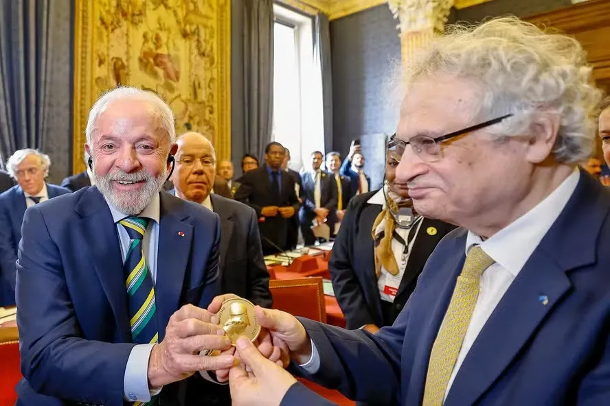 Lula recebe homenagem da Academia Francesa