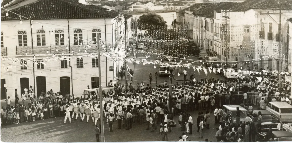 Fanfarras Lira Ceciliana e Minerva Cachoeirana desfilam em Cachoeira nos anos 1970