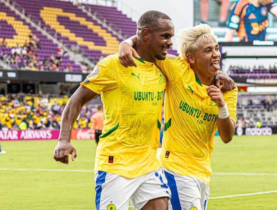Rayners (esq) comemora o gol da vitória do Mamelodi Sundowns no Mundial de Clubes