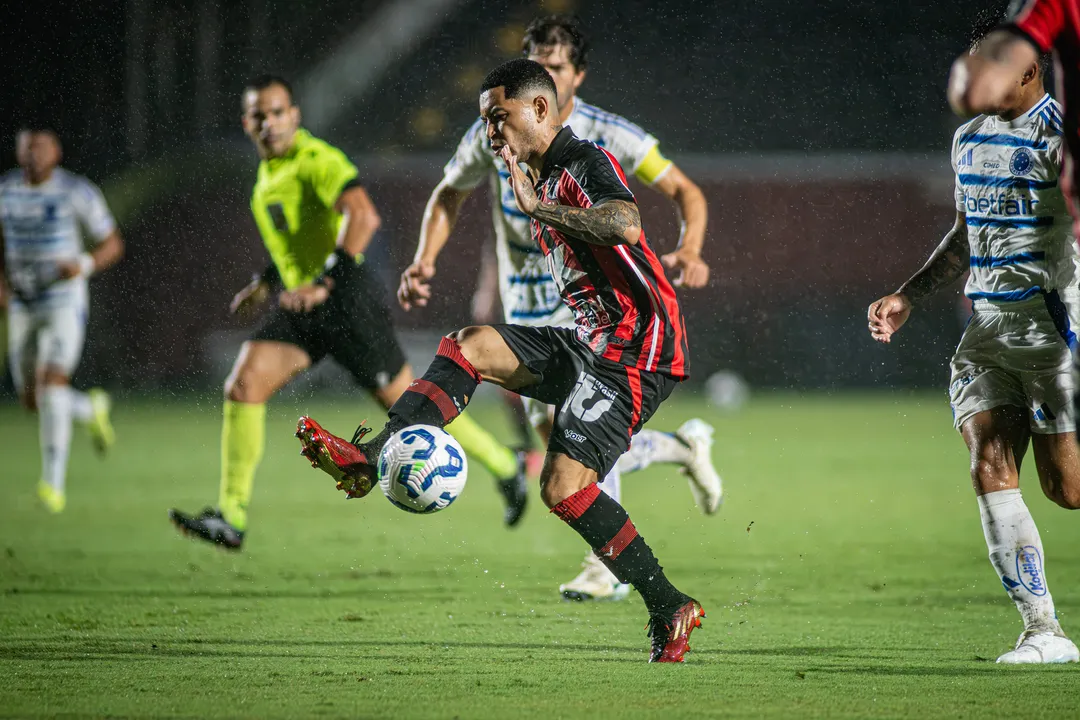 Matheuzinho foi titular na partida contra o Cruzeiro