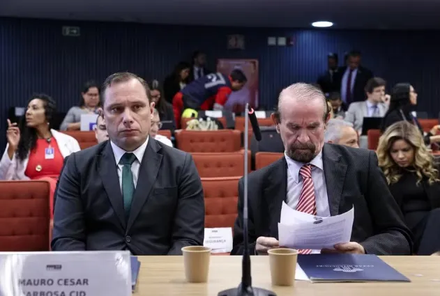 Mauro Cid e seu advogado durante interrogatório