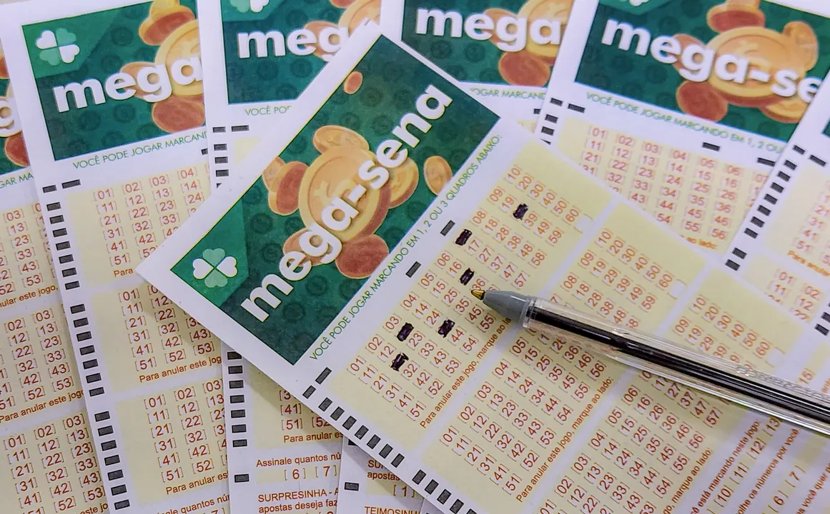 Volantes da Mega Sena sendo preenchidos para apostas em casasotéricas da Caixa