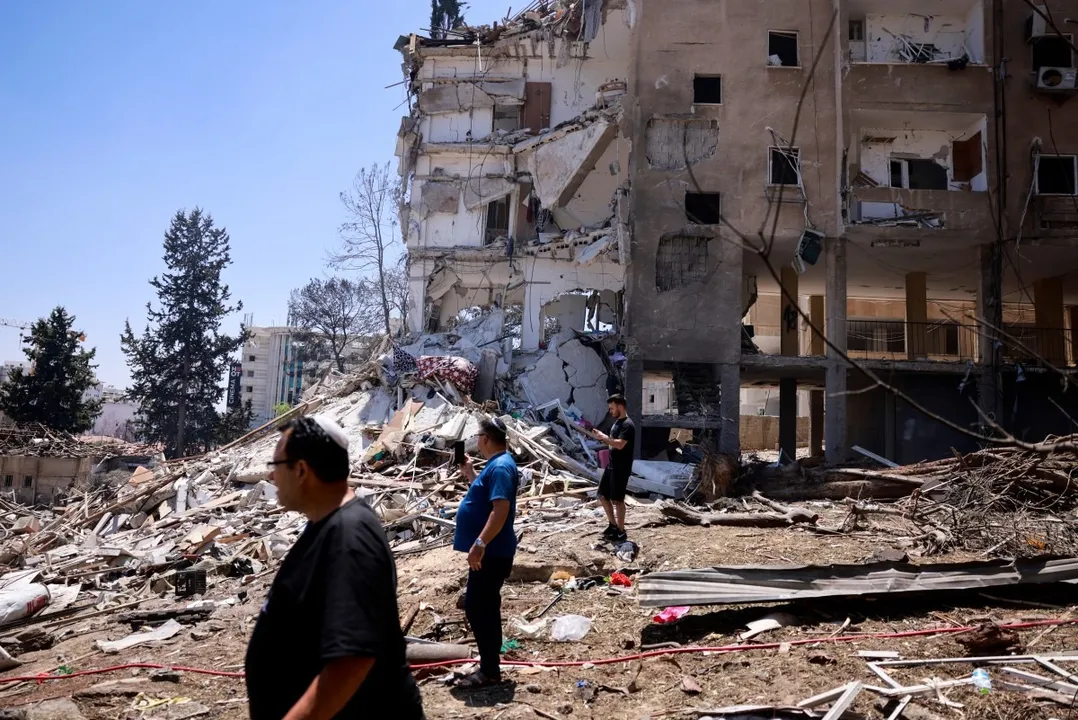 Destruição após míssil iraniano atingir cidade israelense