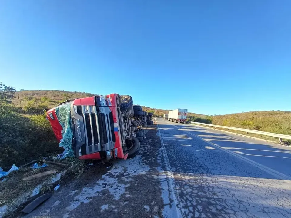 Carreta tombou em trecho da BR-116, altura de Poções