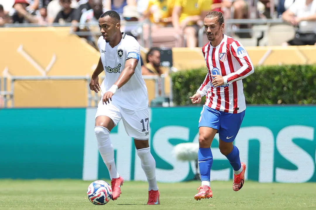 Antoine Griezmann e Marlon Freitas em jogo do Mundial de Clubes