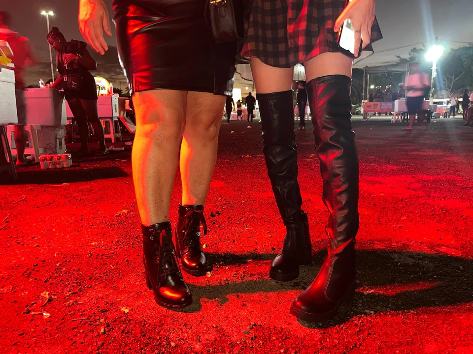 Mulheres usando bota no São João do Parque