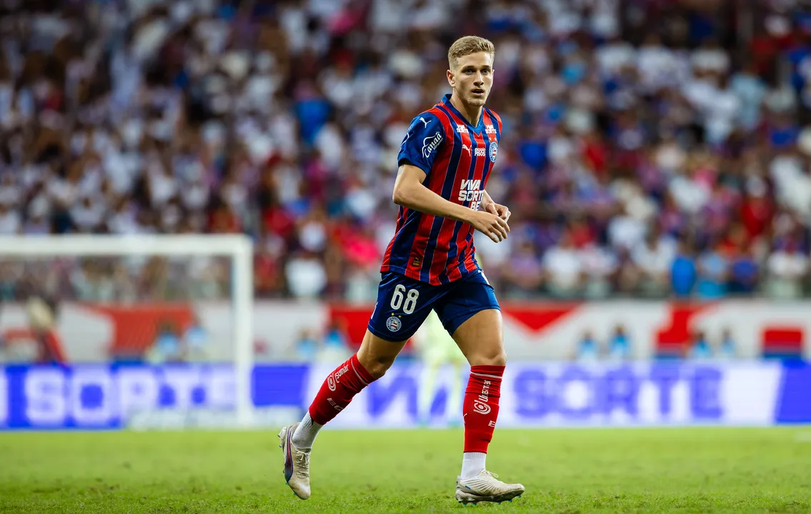 Jota, revelado na base do Bahia, renovou contrato até 2027 e busca se firmar no elenco de Rogério Ceni após boas atuações e elogios do treinador.
