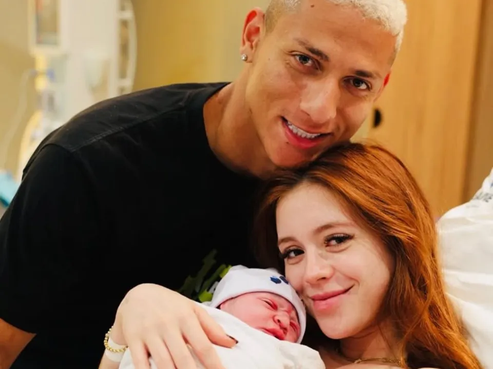 Jogador e esposa mostram foto do filho na maternidade