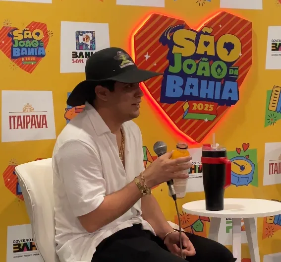 Cantor Natanzinho Lima explicou o motivo de transformar o chapéu preto em uma marca