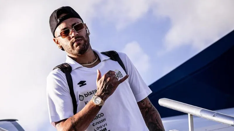 Neymar vestindo a camisa do clube