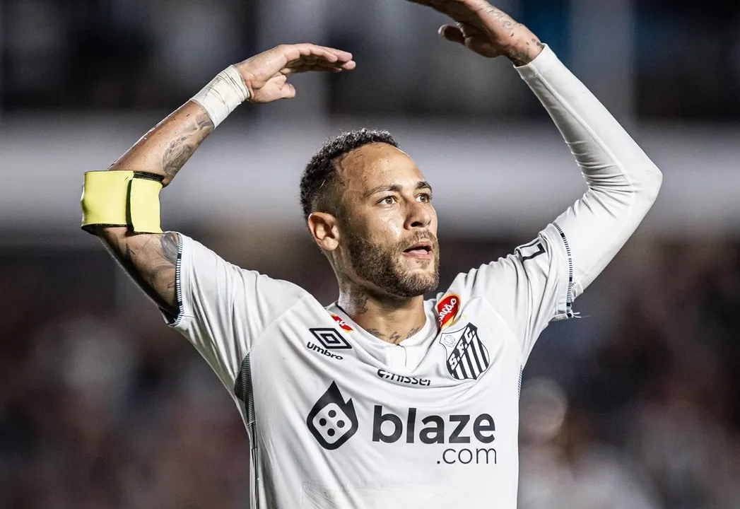Neymar em ação com a camisa do Santos