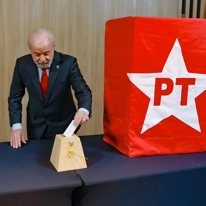 Lula votando