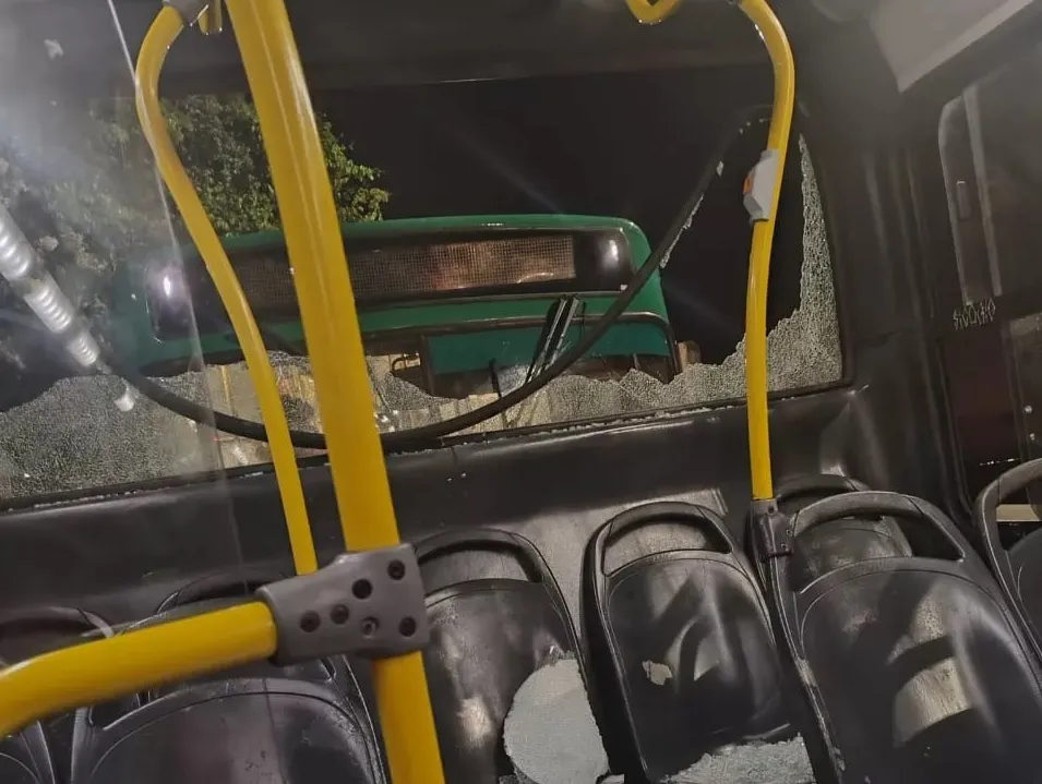 Vidro traseiro de um dos ônibus ficou totalmente destruído