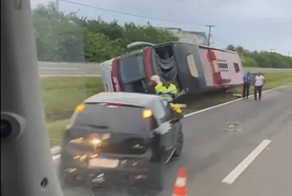 Ônibus levava cerca de 30 passageiros