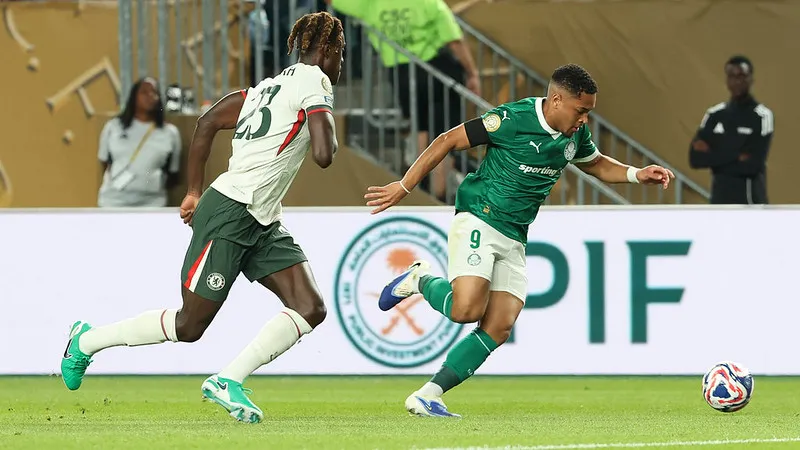 Vitor Roque é marcado por Chalobah