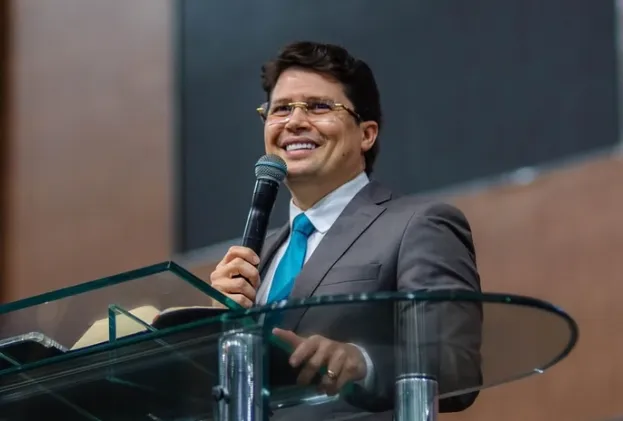 Pastor de Fortaleza critica postura de cantores evangélicos