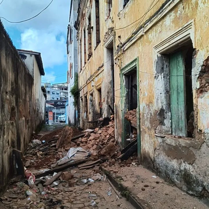 Casarão atingido por incêndio desabou parcialmente