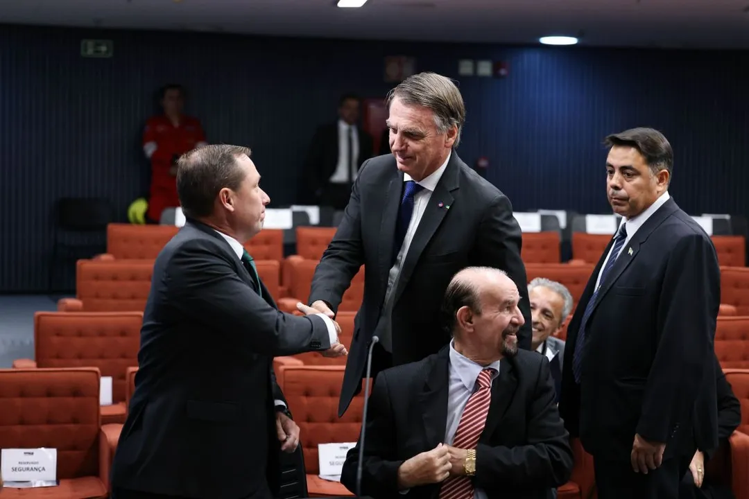 Jair Bolsonaro cumprimentando o tenente-coronel Mauro Cid durante interrogatório no STF