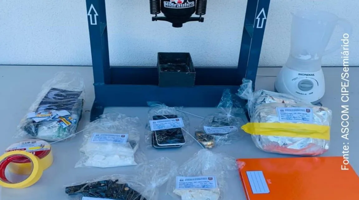 Todo o material apreendido foi conduzido à delegacia