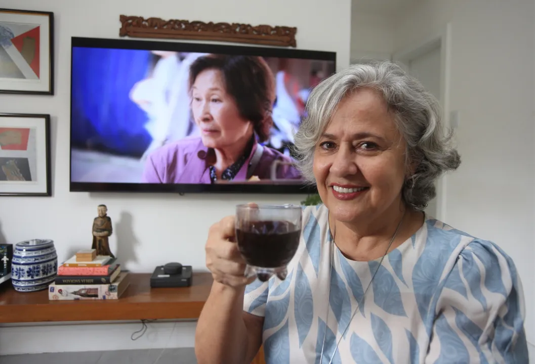 A funcionária pública aposentada Regina Pedroso, 63 anos, é fã de doramas