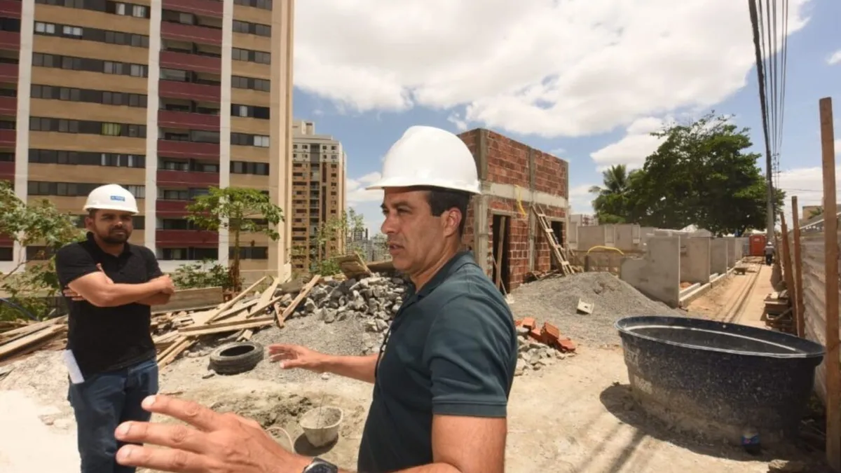 Prefeito Bruno Reis (União Brasil) visitando obras